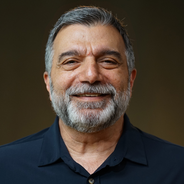A gentle, professional portrait of a man with salt-and-pepper hair and a kind smile. His gaze feels thoughtful and open—aligned with re:you’s vibe of being wise, chill, and deeply human.